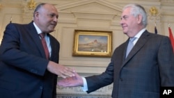 Secretary of State Rex Tillerson, right, shakes hands with Egypt's Minister of Foreign Affairs Sameh Shoukry at the State Department in Washington, Feb. 27, 2017. 