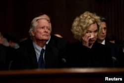 Edward Kavanaugh y Martha Kavanaugh, padres de Brett Kavanaugh, miran mientras testifica sobre acusaciones de agresión sexual contra el candidato a la Corte Suprema, Juez Brett M. Kavanaugh, en el Capitolio, en Washington, Washington, EE.UU., el 27 de septiembre de 2018.