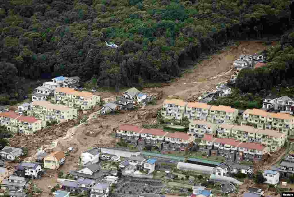 日本广岛暴雨已致至少13人失踪，其引发的山体塌方导致至少8人死亡。图为航拍图中广岛一处发生塌方的居民区。