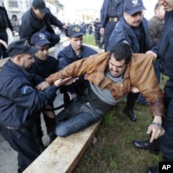 Des policiers arrêtant un manifestant le 12 février, à Alger