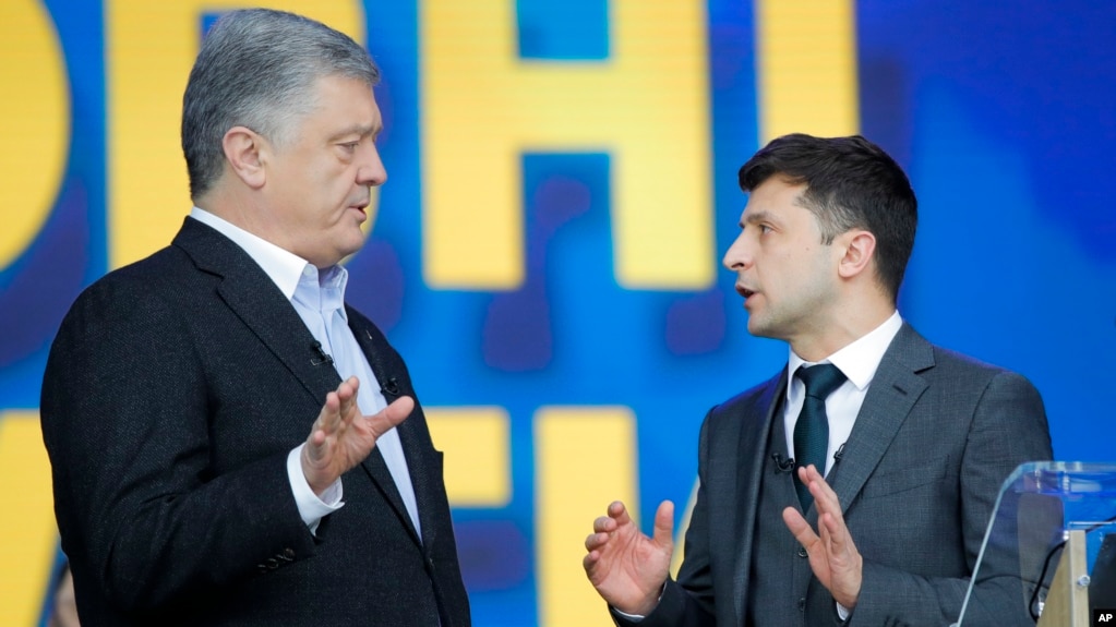 Presiden Ukraina Petro Poroshenko (kiri) pada acara debat dengan penantangnya, bintang komedi Volodymyr Zelenskiy di ibu kota Kyiv (19/4).