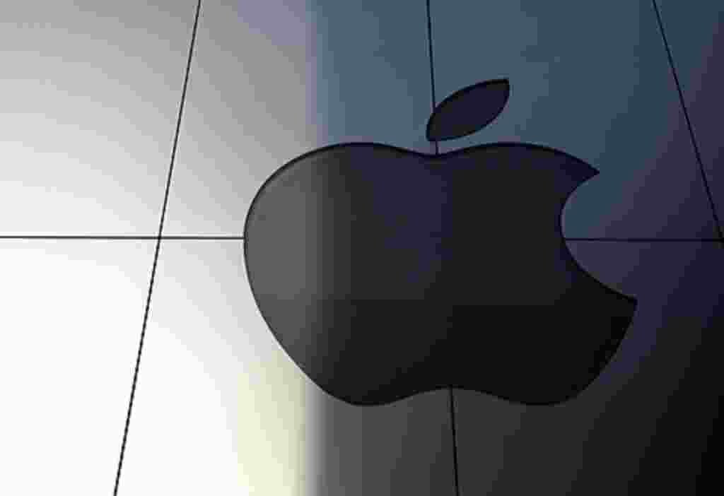 ۶ اکتبر۲۰۱۱ لوگوی اَپل که نور آن به نشانه عزای استیو جابز در یکی از مغازه های اَپل در توکیو خاموش شده است، دیده می شود