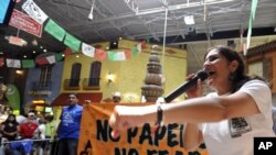 “乔治亚拉美裔争取人权联盟”成员、来自墨西哥的阿德丽娜·尼科斯和其他无证移民一道在亚特兰大参加“无证件 莫害怕”的维权活动。(2012年8月25日)