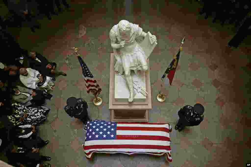 مراسم تشییع یک نظامی آمریکایی در کارولینای شمالی. او در جنگ کره کشته شد و بقایای او به تازگی از کره شمالی به آمریکا منتقل شد.&nbsp;