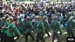 Laskar rakyat baru pemberontak komunis Filipina melakukan pawai di Mt. Diwata, Filipina selatan merayakan HUT ke-42, 26 Desember 2010.