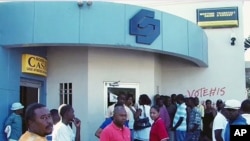 Customers line up outside a Port-au-Prince bank to withdraw money, 24 Jan 2010