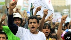 Anti-government protesters shout slogans during a demonstration demanding the trial of Yemeni President Ali Abdullah Saleh in Sana'a November 24, 2011.
