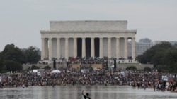 Učesnici marša ispred spomenika Abrahamu Linkolnu u Vašingtonu, 28. avgust 2020.