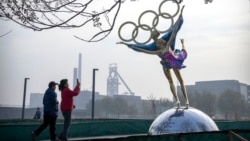 北京奥组委总部外面的花样滑冰塑像与游客（2021年11月18日）