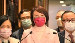 民建联主席李慧琼没有正面回应是否赞成处分因出席“洪门宴”，被送往竹篙湾隔离营检疫21日的民政事务局局长徐英伟 (美国之音/汤惠芸)