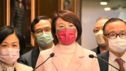 民建聯主席李慧琼沒有正面回應是否贊成處分因出席"洪門宴"， 被送往竹篙灣隔離營檢疫21日的民政事務局局長徐英偉。(美國之音 湯惠芸拍攝)