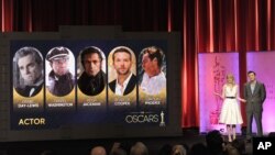 La actriz Emma Stone y el anfitrión de la Gala de los Premios Oscar, Seth MacFarlane, presentan las nominaciones para Mejor Actor.