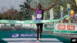 France Paris MarathonCyprian Kotut du Kenya franchit la ligne d'arrivée, remportanr le 40e Marathon de Paris version masculine, à Paris, 3 avril 2016. 