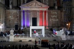 Peti mati Samuel Paty, dibawa pergi dari halaman universitas Sorbonne di Paris, Perancis, 21 Oktober 2020.