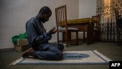 Lors d'une prière collective par téléphone, à Ouagadougou, le 29 mars 2020.
