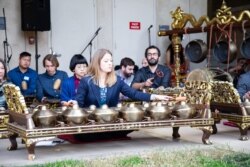 Seniman AS, Andrea Decker, bermain gamelan bersama kelompok gamelan di California (Dok: Andrea)