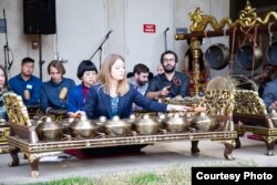 Seniman AS, Andrea Decker, bermain gamelan bersama kelompok gamelan di California (Dok: Andrea)