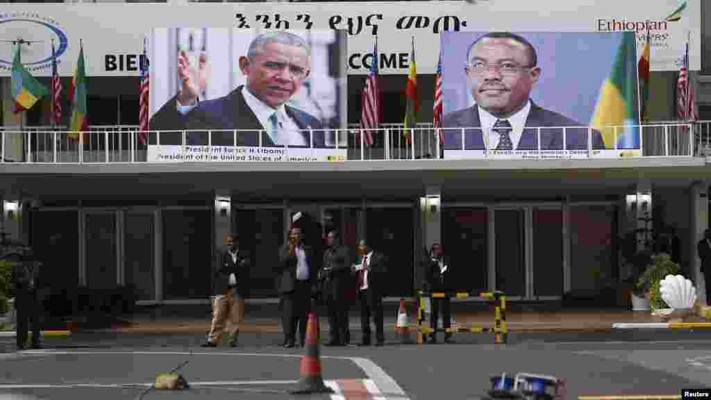 Un portrait du président américain Barack Obama et le Premier ministre Ethiopien Hailemariam Desalegn décorent la terminale de l'aéroport, le 26 juillet, 2015