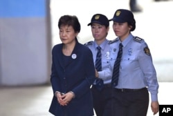 ຜູ້ນຳເກົາຫຼີໃຕ້ ທີ່ຖືກປົດອອກຈາກຕຳແໜ່ງ ທ່ານນາງ Park Geun-hye ໄປຮອດສານນະຄອນຫຼວງໂຊລ ເພື່ອການດຳເນີນຄະດີ, ວັນທີ 25 ພຶດສະພາ 2017.