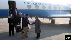 지난 2007년 4월 북한에서 발굴된 한국전 참전 미군 유해 송환을 위해 평양을 방문한 빌 리처드슨 미 뉴멕시코 주지사(왼쪽)가 공항에 나온 북한 관리와 악수하고 있다. (자료사진)