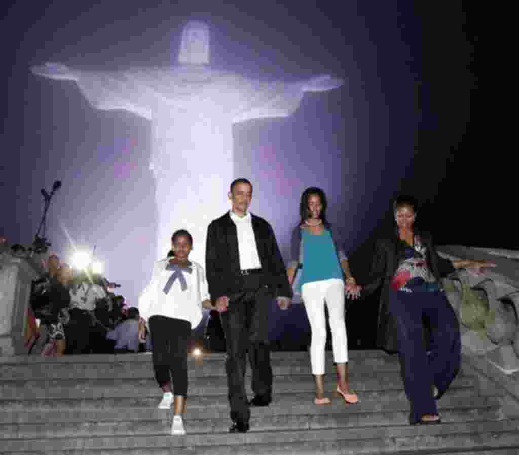 El presidente de EE.UU., Barack Obama, en compañía de su esposa Michelle Obama y sus hijas visitan la estatua durante su gira a Latinoamérica en marzo de 2011.