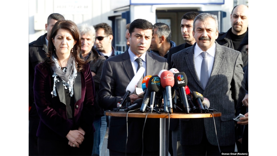 Pervin Buldan (solda) geçen yıl PKK lideri Abdullah Öcalan'la görüşmek üzere o dönem DTP Eşbaşkanı Selahattin Demirtaş ve Sırrı Süreyya Önder'le İmralı'ya giden politikacılar arasındaydı