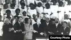 Martin Luther King, Sr., Roslyn Carter, Andy Young, Coretta King, Presidente Carter, Dr. Benjamin Mays (Presidente Emerito do Morehouse College), Dr. Joseph Lowey (Pastor da Igreja Baptista Ebenezer ), e Jesse Hill (Presidente da Camara de Comercio de Atlanta)