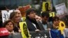 El expresidente regional de Cataluña, Carles Puigdemont, centro, participa de una protesta contra las condenas a los separatistas catalanes frente a la sede de la Comisión Europea, Bruselas, martes 15 de octubre de 2019.