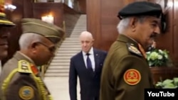 Евгений Пригожин (в центре на заднем плане) виден на встрече российских и ливийских военных в Москве на скриншоте видеозаписи, опубликованной 7 ноября 2018 года самопровозглашенной Ливийской национальной армией.