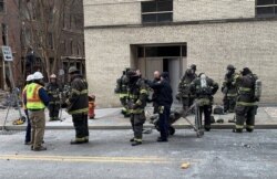 Dalam foto dari Twitter Departemen Pemadam Kebakaran Nashville, Petugas pemadam kebakaran berdiri di dekat kerusakan di jalan setelah ledakan di Nashville, Tennessee pada 25 Desember 2020. (Foto: AFP/HO/Twitter/Nshville Fire Department)