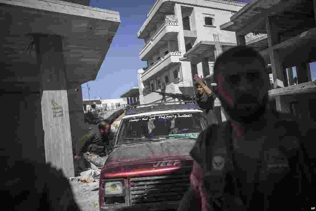 Borci opozicije pred napad na vojnu postaju u Maret al-Numanu u pokrajini Idlib. 7. oktobar, 2013. 