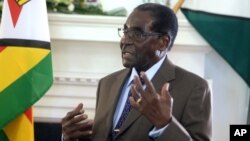 Zimbabwean President Robert Mugabe addresses his staff during a surprise birthday celebration event at State House in Harare, Feb. 22, 2016. 