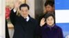 中国国家主席胡锦涛(左)和夫人3月25日出访被广泛视为是中共领导层基本稳定的迹象。