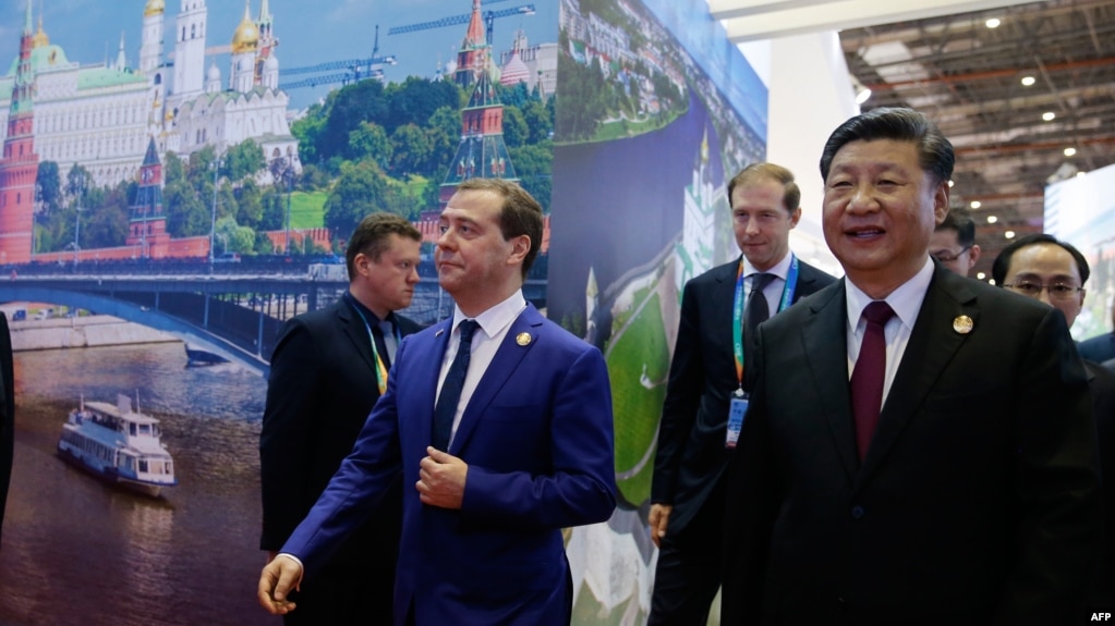 资料照片: 2018年11月5日时任俄罗斯总理梅德韦杰夫和中国国家主席习近平在上海参加首届中国国际进口博览会(photo:VOA)