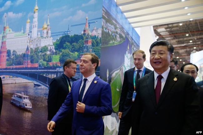 俄罗斯总理梅德韦杰夫和中国国家主席习近平2018年11月5日在上海参加首届中国国际进口博览会。