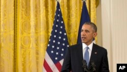 ABŞ prezidenti Barak Obama Ağ Evdə Fransua Ollandla birgə mətbuat konfransında