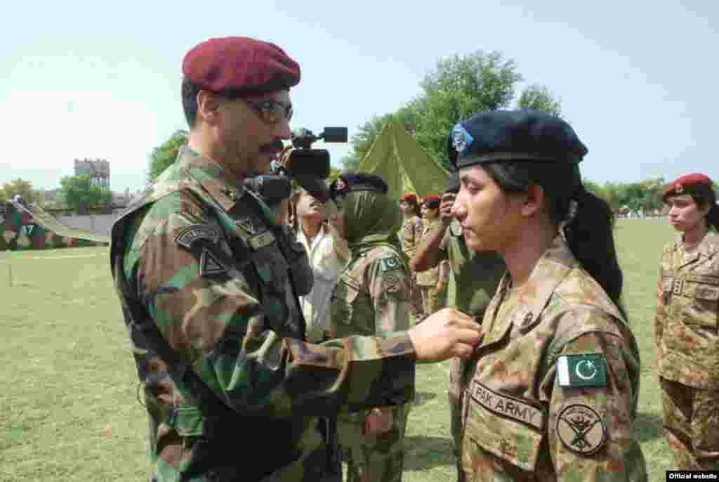 پاکستان کی بری فوج کی تاریخ میں خواتین فوجیوں کے پہلے دستے نے پیرا ٹروپرز کا کورس مکمل کیا ہے۔