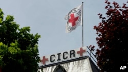 Bendera Komite Palang Merah Internasional (ICRC) di Jenewa, Swiss (Foto: dok). Komite Palang Merah Internasional (ICRC) bersama Bulan Sabit Merah mengevakuasi 148 warga sipil penyandang cacat dan yang membutuhkan perawatan darurat dari sebuah fasilitas di Kota Tua Aleppo yang kini dikuasai pemerintah Suriah, Kamis (8/12).