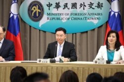 台湾外交部部长吴钊燮(中)7月1日宣佈在非洲索马利兰共和国设立台湾代表处。(美国之音李玟仪摄)