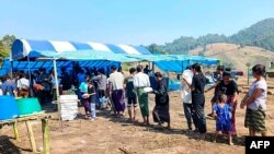 ထိုင်းမြန်မာနယ်စပ် KNU ထိန်းချုပ်နယ်မြေထဲ ခိုလှုံလာတဲ့ဒုက္ခသည်တွေ ထမင်းစားဖို့တန်းစီနေစဉ်။ (ဒီဇင်ဘာ ၂၅၊ ၂၀၂၁)