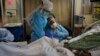 Seorang perawat tengah menemani keluarga pasien Covid-19 yang tengah dirawat di St. Jude Medical Center, Fullerton, California, 31 Juli 2020. (AP Photo/Jae C. Hong)