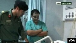 La televisión Libia muestra a Khamis Gadhafi, supuestamente este martes 9 de agosto, en una visita a un hospital.