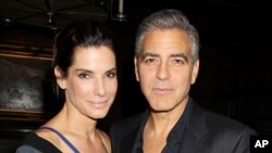 Sandra Bullock ກັບດາລາຊາຍຊື່ດັງ George Clooney ສະແດງນຳໃນຮູບເງົາເລື້ອງ "Gravity" .