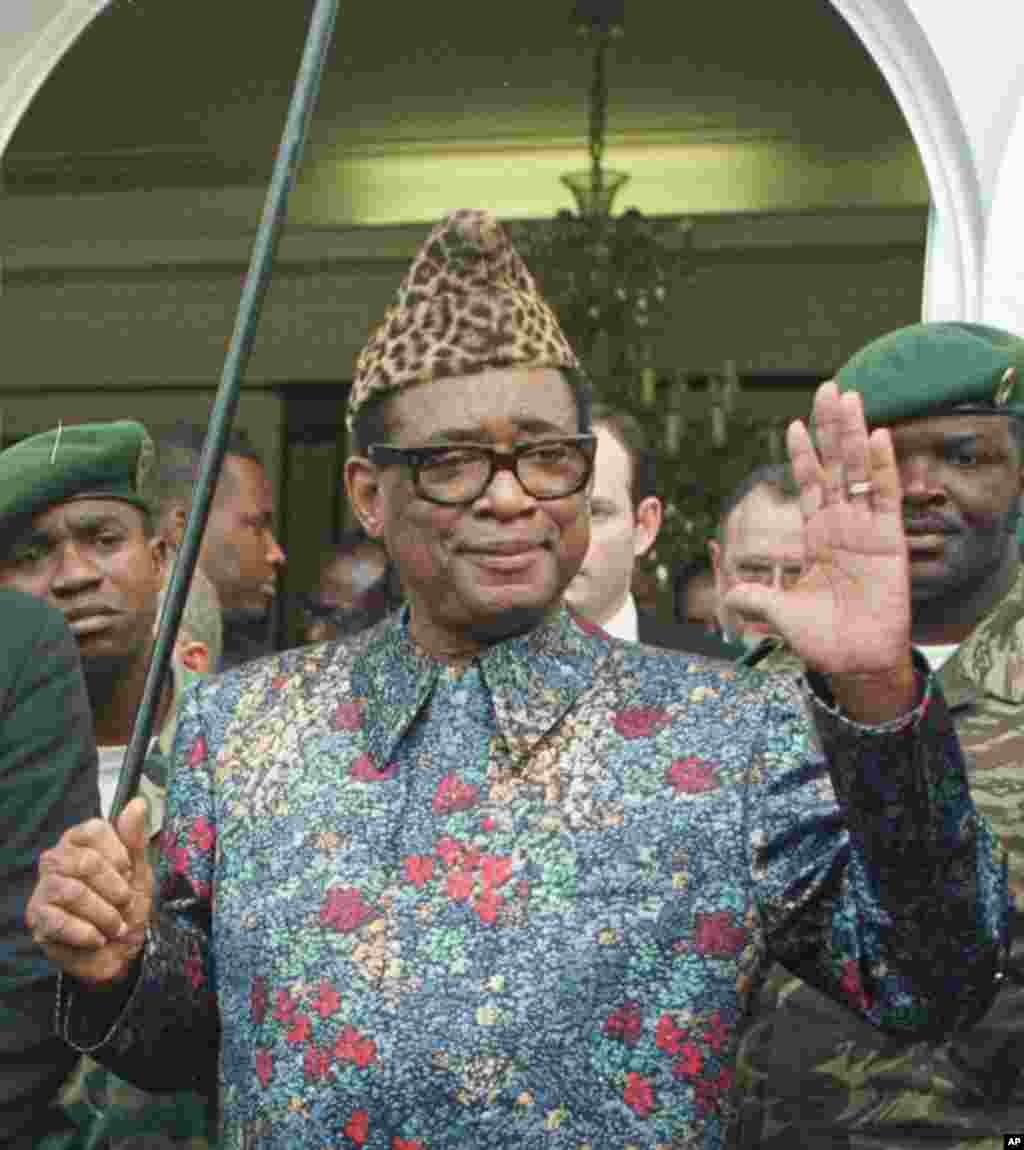 Le président zaïrois Mobutu Sese Seko salue la presse après sa rencontre avec l&#39;ambassadeur américain auprès des Nations Unies, Bill Richardson, à la présidence à Kinshasa, le 29 avril 1997.