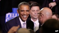 美國總統奧巴馬1月9日在田納西諾克斯維爾州立佩利西比社區大學演講後，和聽眾寒暄。
