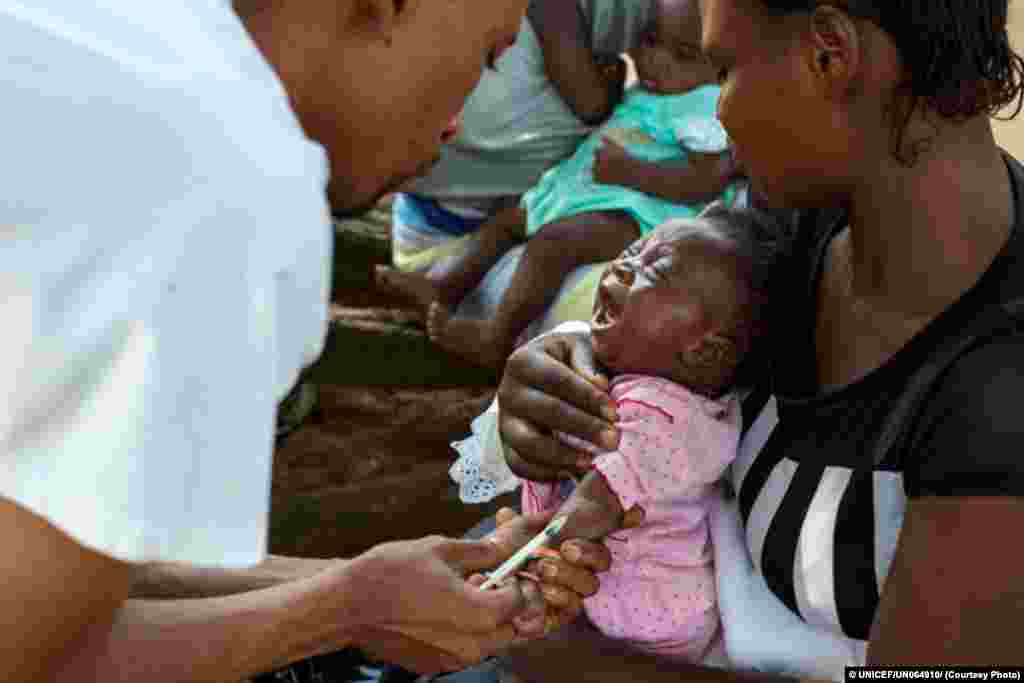 Enfermeiro da clinica comunitária efectua sessão e vacinação do sarampo e da poliomielite num bairro de Kabea Kamwanga.