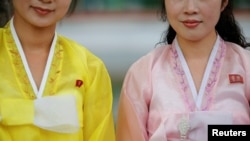 북한 평양의 여성 안내원들. (자료사진)
