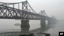 连接中国丹东与朝鲜的边境桥梁(资料照片)