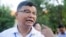 រូប​ឯកសារ៖ លោក​​ ហង់ ជួនណារ៉ុន រដ្ឋមន្រ្តី​ក្រសួង​អបរំ​​ត្រួតពិនិត្យ​វិញ្ញាសារ​នៃការប្រលង​មធ្យមសិក្សា​ទុតិយភូមិ នៅ​វិទ្យាល័យ​ព្រះស៊ីសុវត្ថិ​ នៅ​ថ្ងៃ​ច័ន្ទ ទី​២២ ខែសីហា ឆ្នាំ​២០១៦។​ (ឡេង ឡែន/VOA) 