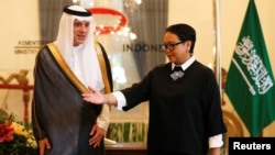 Menlu RI Retno Marsudi menerima Menteri Luar Negeri Arab Saudi Adel al-Jubeir sebelum pertemuan bilateral di Jakarta hari Selasa (23/10. 